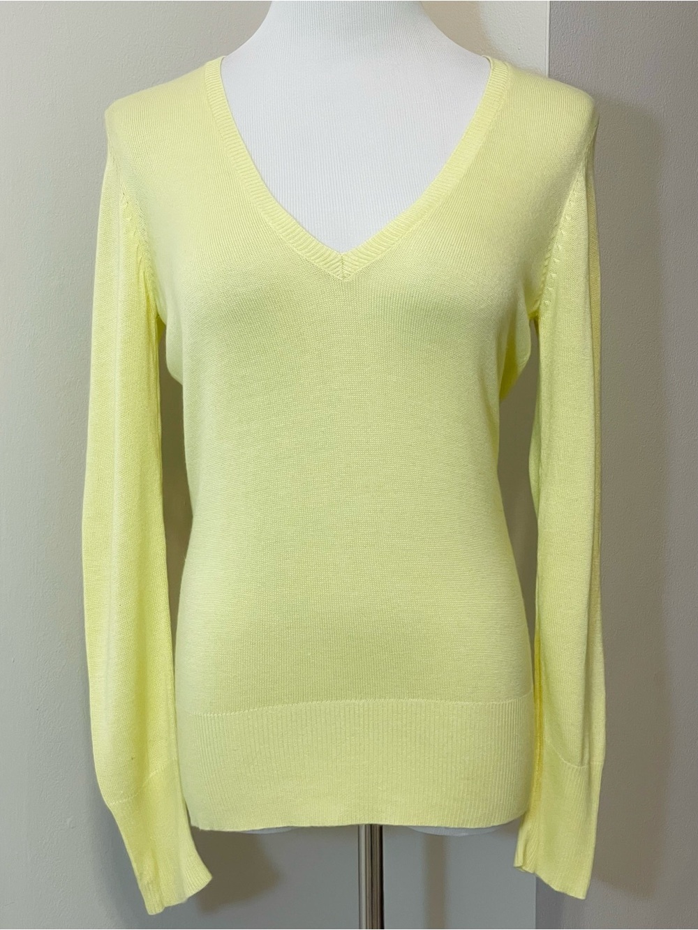 The Limited Light Yellow V-Neck Women's Sweater Size M